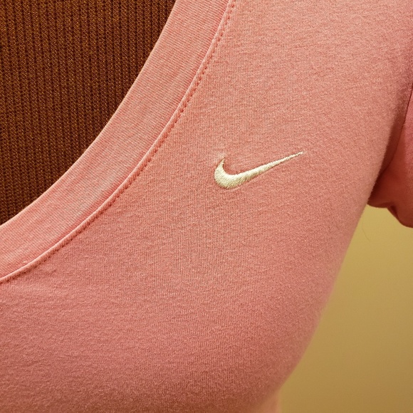 🛍🚨NIKE Training Pink Short Sleeve Shirt - Picture 2 of 5